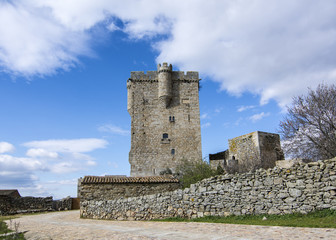 Fototapeta na wymiar Castillo de San Felices de los Gallegos en Salamanca