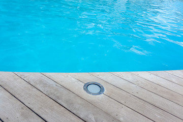  piscine bleue, plage en bois avec éclairage intégré 