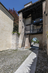 Obraz premium Torre del Castello di Cordovato, con l'arco della porta di ingresso