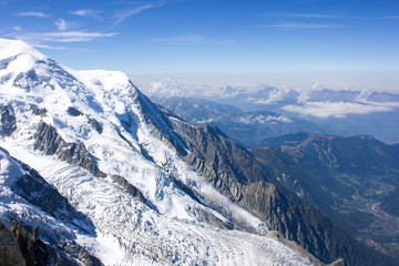 Fototapeta na wymiar Hochalpine Gebirgslandschaft mit Erdkrümmung, Mont-Blanc-Massiv, französische Alpen