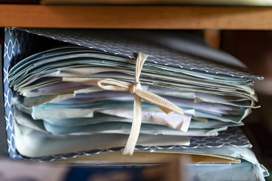 Faldone di carte e pratiche lasciate in archivio, abbandonate