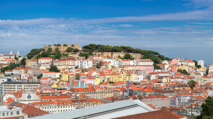 Obraz premium Lisbon City skyline and Sao Jorge Castle, Lisbon, Portugal.