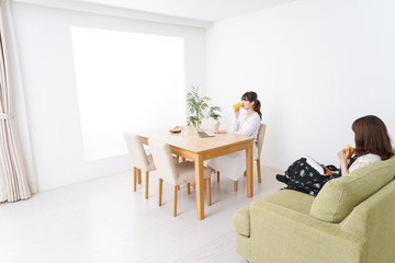 カフェにいる女性イメージ