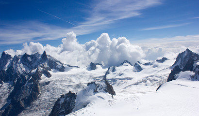 Dramatische Bergpanorama in hochalpiner Gebirgslandschaft mit Hochplateu bei strahlend blauer Himmel am Dôme du Goûter, Mont-Blanc-Massivs, französische Alpen