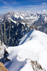 Dramatische Bergpanorama in hochalpiner Gebirgslandschaft mit Hochplateu bei strahlend blauer Himmel am Dôme du Goûter, Mont-Blanc-Massivs, französische Alpen