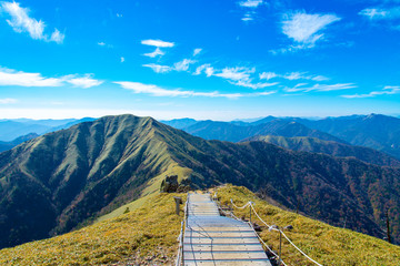 写真素材：剣山からの眺め、剣山、次郎笈、嶺、山岳、四国 © Ryolemon