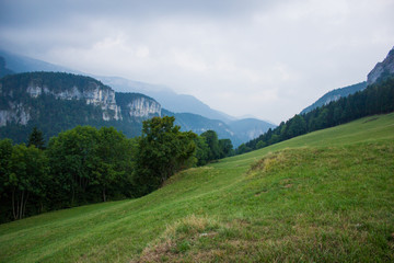 Hügelige grüne hochtallandschaft im Westen der französischen Alpen