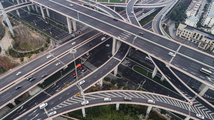 Obraz premium Aerial view of highway and overpass in city on a cloudy day
