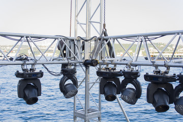 Structures of stage illumination spotlights equipment; concert preparation