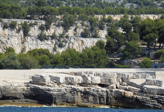 Calanques de Port-Miou vers Cassis, rochers, falaises et pins parasols, département des Bouches-du-Rhône, France