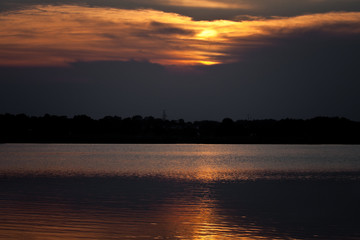 Obraz premium Zachód słońca nad jeziorem