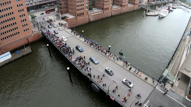 zeitraffer, Blick auf die Mahatma Gandhi Br&uuml;cke mit Autoverkehr und Fu&szlig;g&auml;ngern