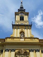 Chiesa cattolica barocca  gialla a Budapest in Ungheria.