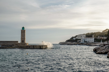 Phare, jetée et vagues
