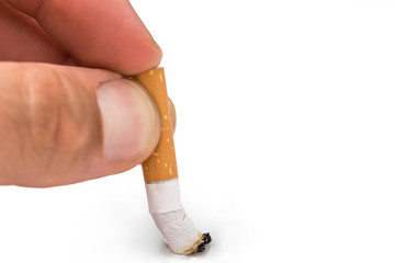 Männerhand drückt Zigarette vor weißem Hintergrund aus
