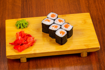 Salmon maki roll