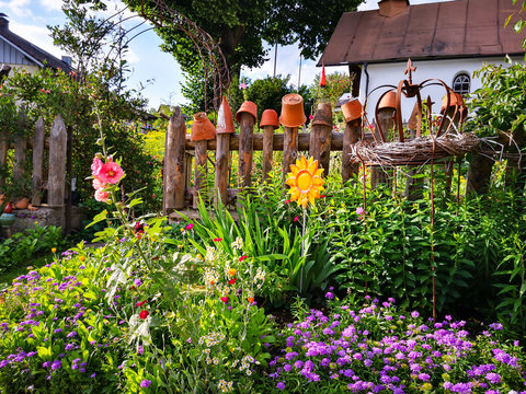 Romantischer Bauerngarten in Bayern