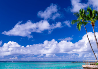 ハワイの空とビーチ