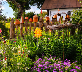 Romantischer Bauerngarten mit Holzzaun
