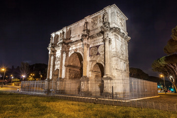 Fototapeta na wymiar Antique arch of Constantine in Rome at night, Italy