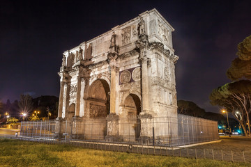 Obraz premium Antique arch of Constantine in Rome at night, Italy