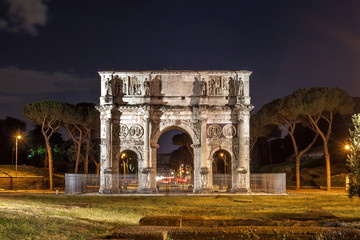 Fototapeta na wymiar Antique arch of Constantine in Rome at night, Italy