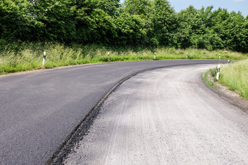 Obraz premium Straße erhält eine neue Decke aus Asphalt