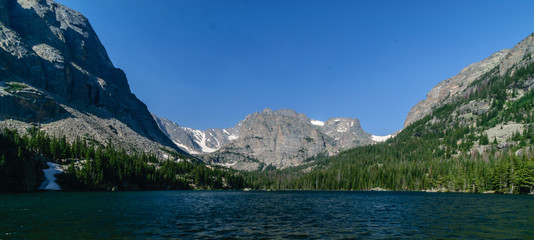 Obraz premium A view of lake and mountains