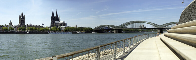 Fototapeta premium Rheinboulevard in Köln-Deutz