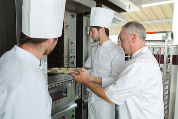 Obraz premium Trainee chef at oven