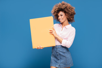 Girl with afro hairstyle wearing fashionable eyeglasses.