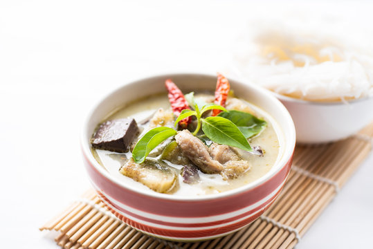 Green curry chicken (Kang Keaw Wan Gai) in a bowl and rice noodles, Thai food