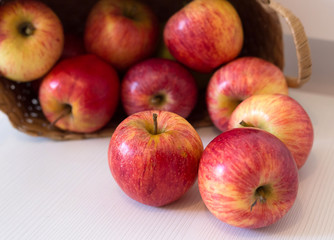 Fototapeta na wymiar red apples with a basket