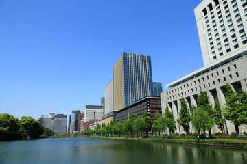 Fototapeta premium 皇居外苑の堀端に建ち並ぶオフィスピル群