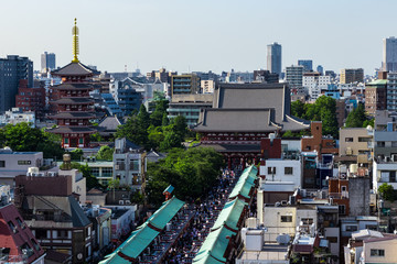 (東京都ｰ都市風景)ビルから見下ろす浅草寺