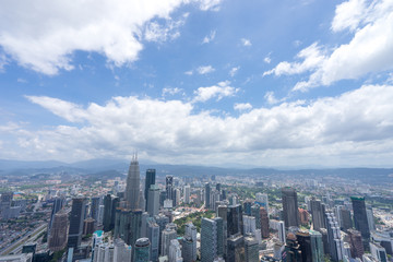 Fototapeta premium KLタワーのスカイデッキから見るクアラルンプールの都市風景