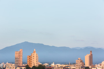 神奈川県厚木市・相模川から見る夜明け前の大山と街並み