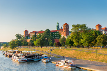 Obraz premium Krakow, Poland - August 11, 2017: tourist building - Wawel Castle on the banks of the Wisla River