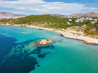 Der Strand von Kavouri in Vouliagmeni, Südküste Athens, Griechenland, mit türkisem Wasser