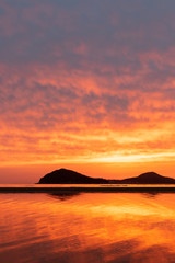 Naklejka na ściany i meble 父母ヶ浜（ちちぶがはま） -日本のウユニ塩湖とも呼ばれる瀬戸内海の天空の鏡-