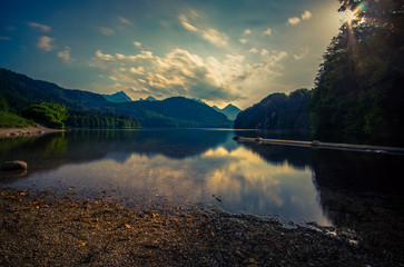 Alpsee in Bayern bei Hohenschwangau in der Nähe des Schluss Neuschwanstein an einem Sommertag