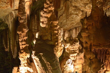 пещера сталактиты