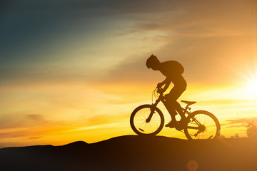 Obraz premium Extreme mountain bike sport athlete man riding outdoors lifestyle trail.