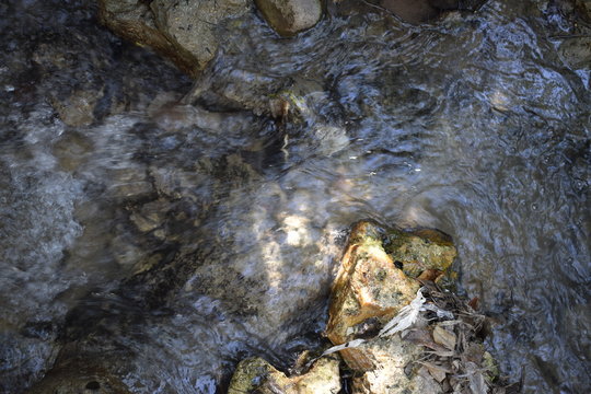 Corrente  de &aacute;gua limpa entre as pedras. &Aacute;gua transparente  em rio