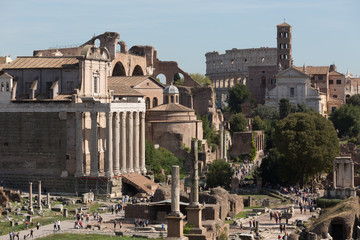 Fototapeta na wymiar Ancient ruins in the streets of Rome