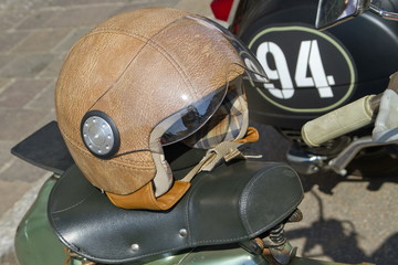 Vecchio casco per motocicletta su vecchia sella di scooter