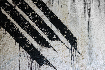 Streifen Graffiti Ausschnitt in schwarz/wei&szlig; mit Farbl&auml;ufer