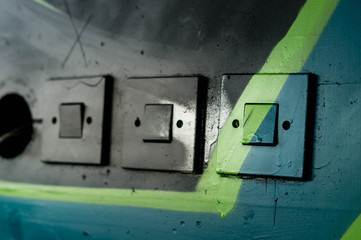 Drei Lichtschalter mit Graffitis &uuml;bermalt