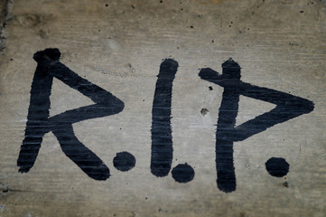 Rest in Peace mit dicken Filzstift auf eine Betonwand geschrieben