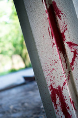 S&auml;ule mit unscharfen Hintergrund mit einem Blut &auml;hnlichem Spraydosen Unfall